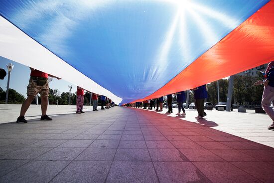 Празднование Дня флага РФ в Мариуполе