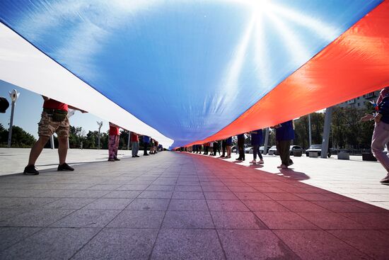 Празднование Дня флага РФ в Мариуполе
