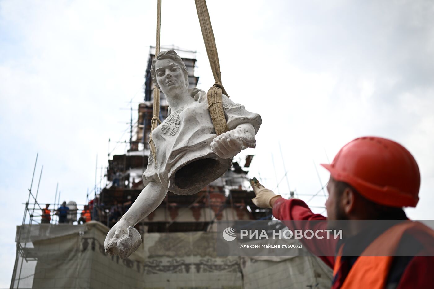 Скульптуры рабочего и колхозницы вернули на ВДНХ после реставрации