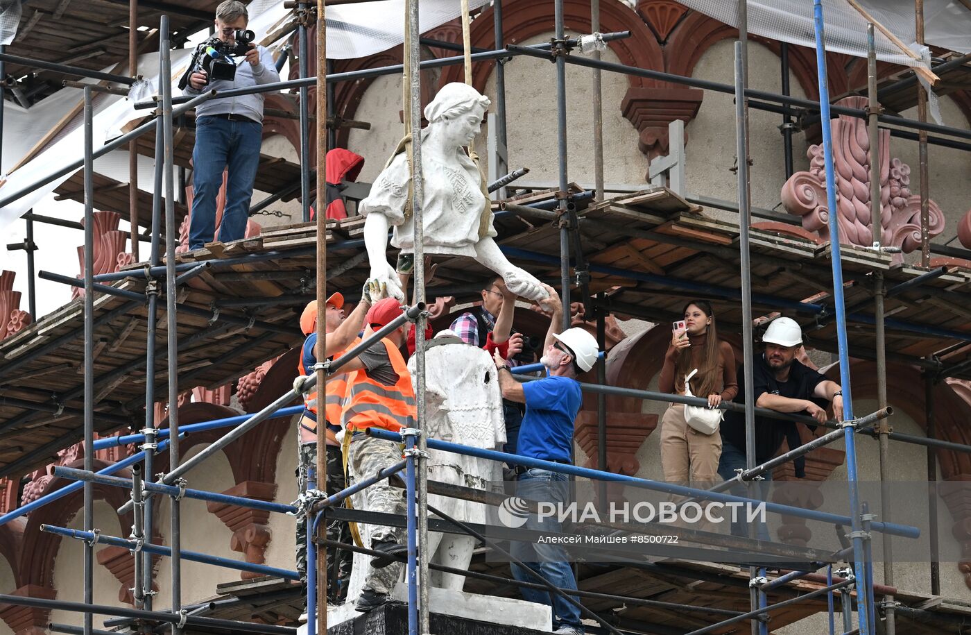 Скульптуры рабочего и колхозницы вернули на ВДНХ после реставрации