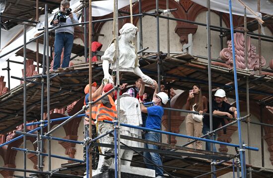 Скульптуры рабочего и колхозницы вернули на ВДНХ после реставрации