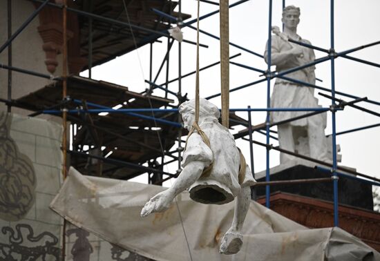 Скульптуры рабочего и колхозницы вернули на ВДНХ после реставрации