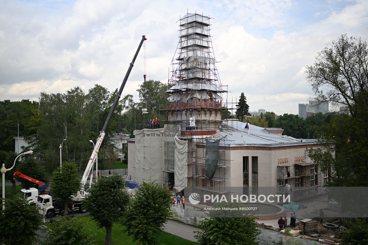 Скульптуры рабочего и колхозницы вернули на ВДНХ после реставрации