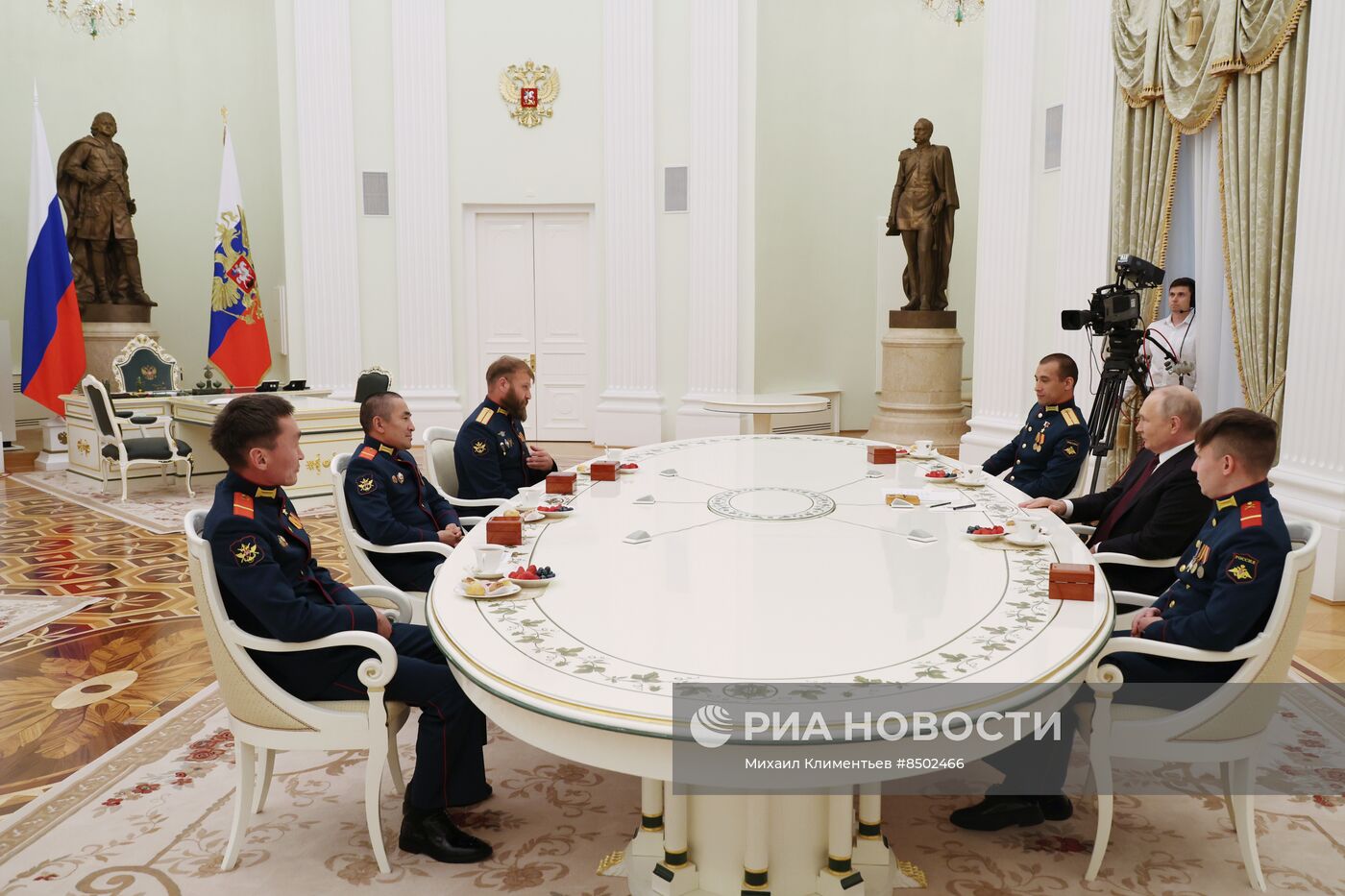 Встреча президента РФ В. Путина с экипажем танка "Алеша"