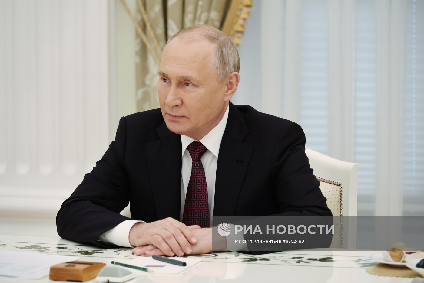 Встреча президента РФ В. Путина с экипажем танка "Алеша"