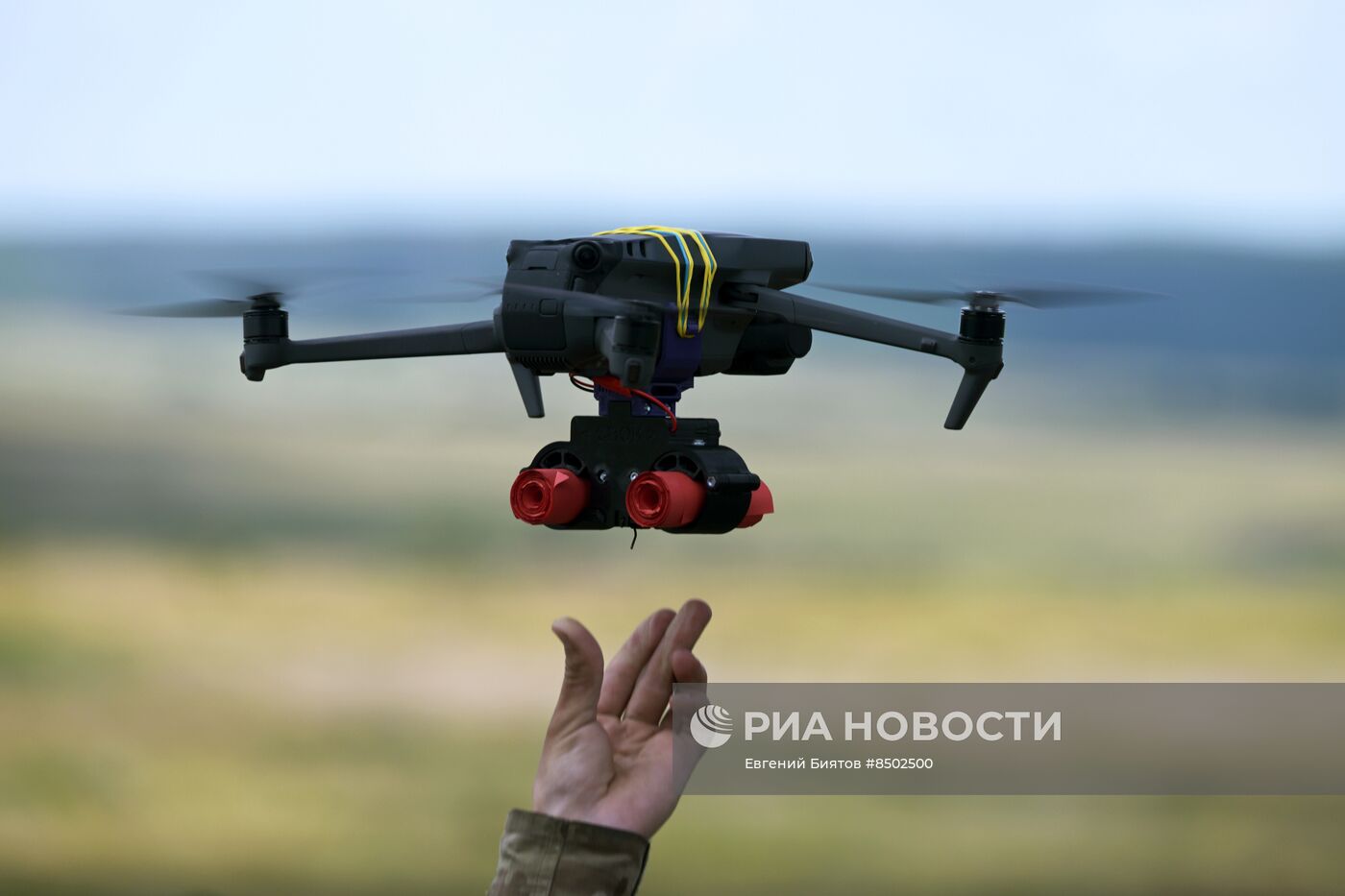 Операторы БпЛА ЦВО проходят обучение в применении "агитационных дронов" в зоне проведения СВО