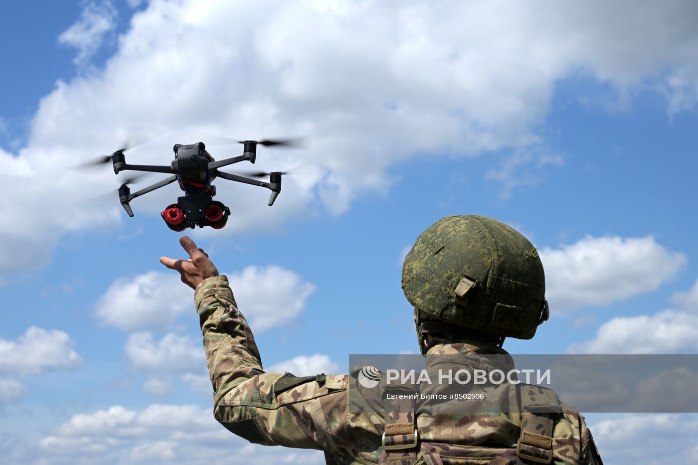 Операторы БпЛА ЦВО проходят обучение в применении "агитационных дронов" в зоне проведения СВО