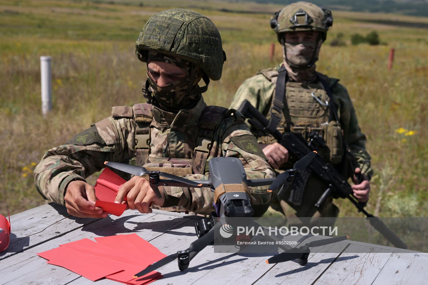 Операторы БпЛА ЦВО проходят обучение в применении "агитационных дронов" в зоне проведения СВО