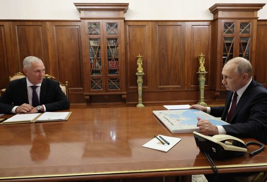 Встреча президента РФ В. Путина и врио губернатора Херсонской области В. Сальдо