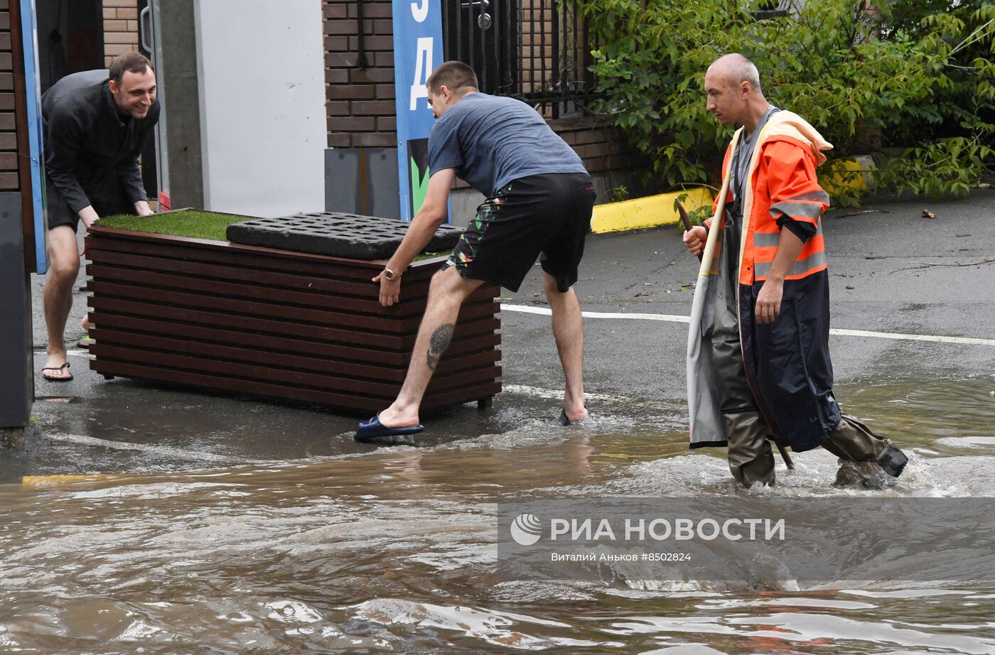 Сильный ливень вновь накрыл Приморье