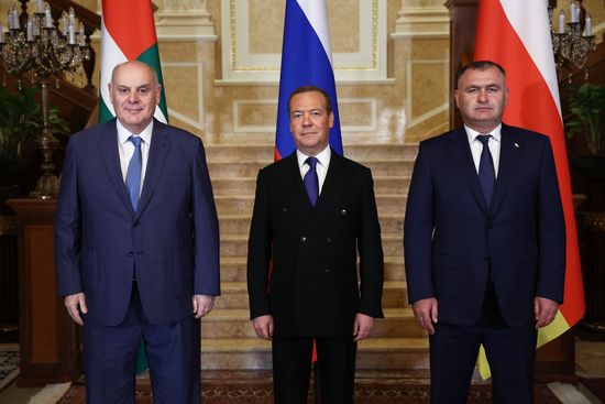 Встреча зампреда Совбеза РФ Д. Медведева с президентом Абхазии А. Бжанией и президентом Южной Осетии А. Гаглоевым