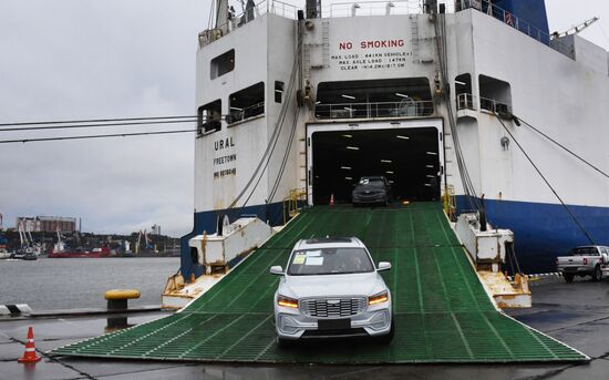 Во Владивосток прибыло судно с автомобилями из Китая 