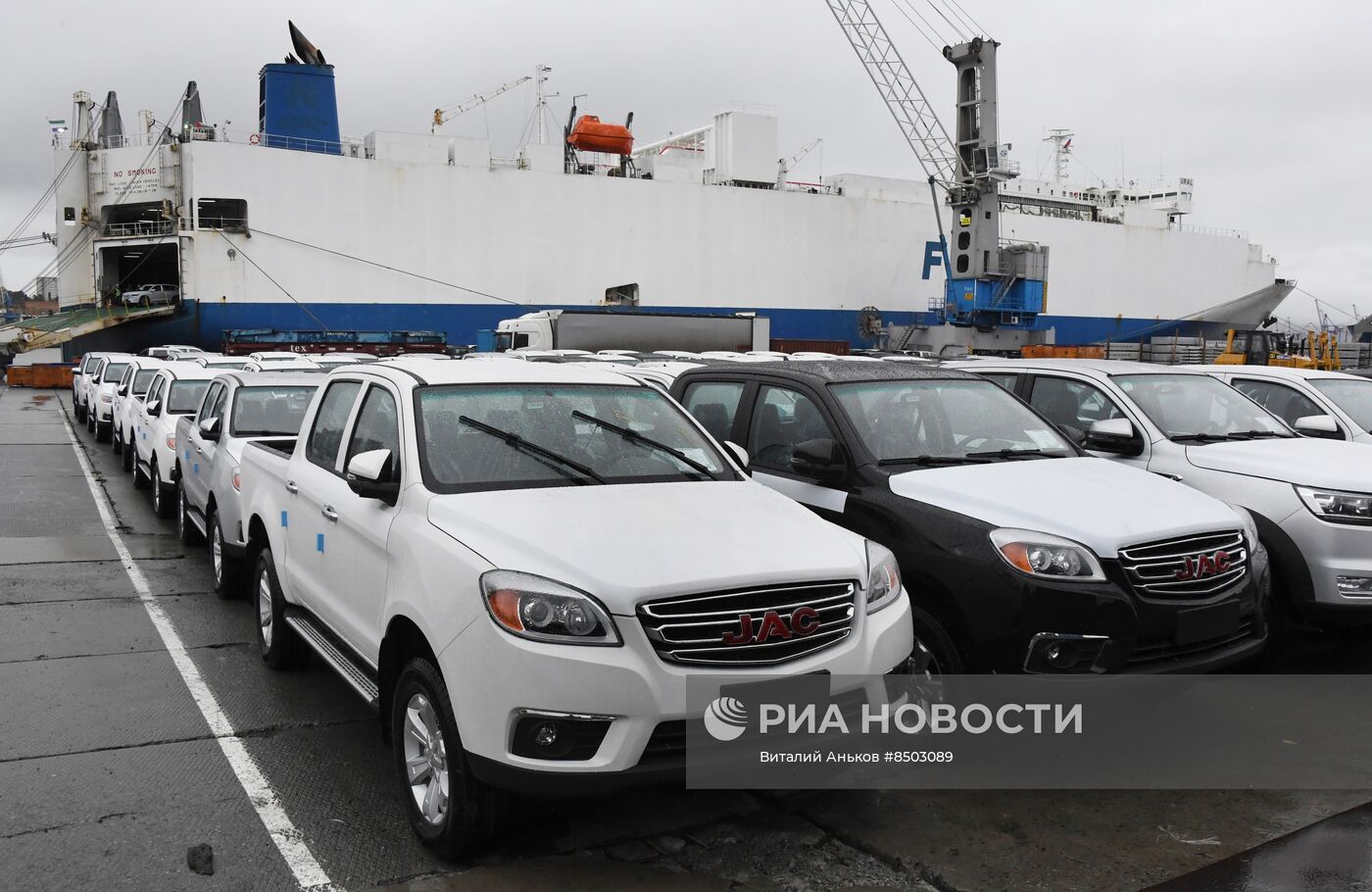 Во Владивосток прибыло судно с автомобилями из Китая 