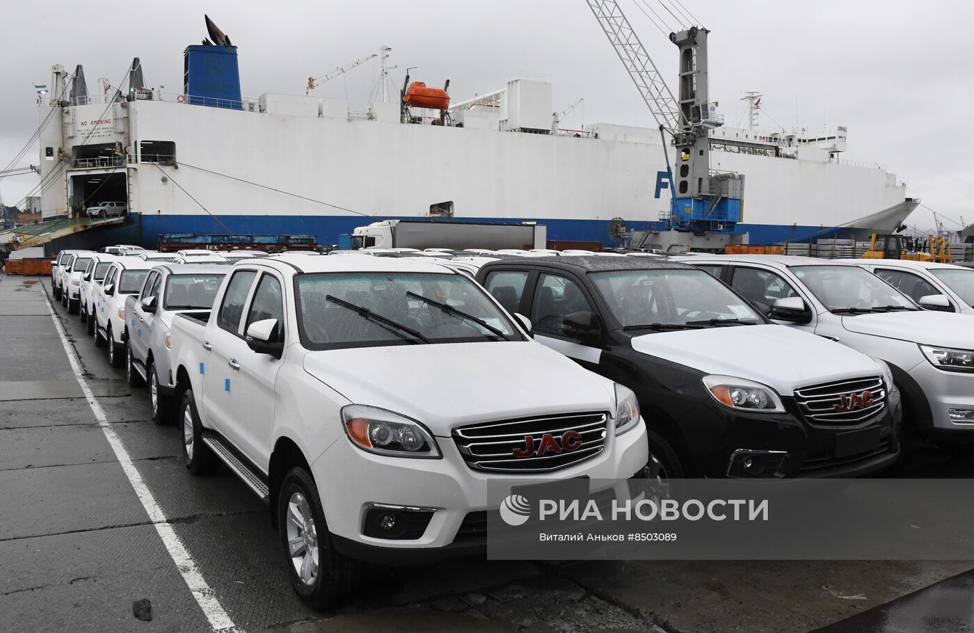 Во Владивосток прибыло судно с автомобилями из Китая 