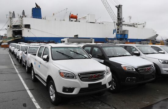 Во Владивосток прибыло судно с автомобилями из Китая 
