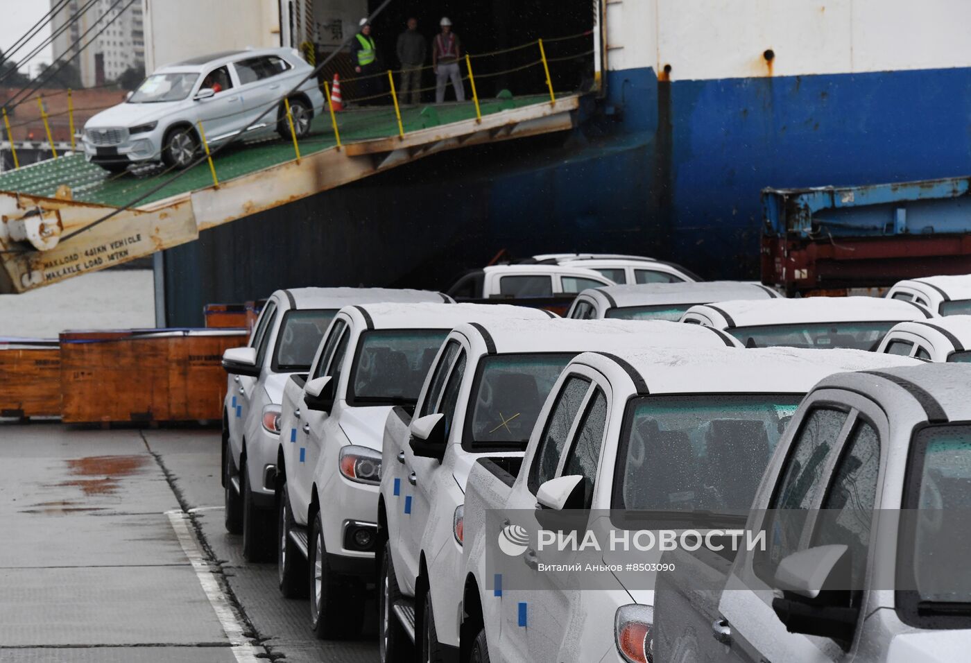 Во Владивосток прибыло судно с автомобилями из Китая 