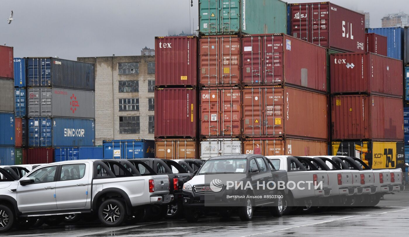 Во Владивосток прибыло судно с автомобилями из Китая 