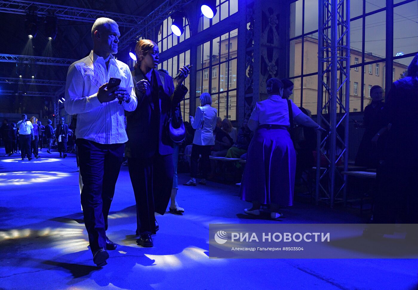 Модный показ Mastersuit  на Витебском вокзале в Петербурге