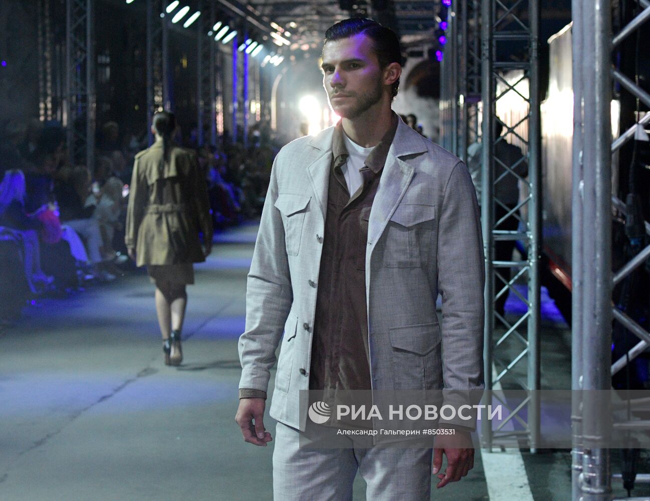 Модный показ Mastersuit  на Витебском вокзале в Петербурге