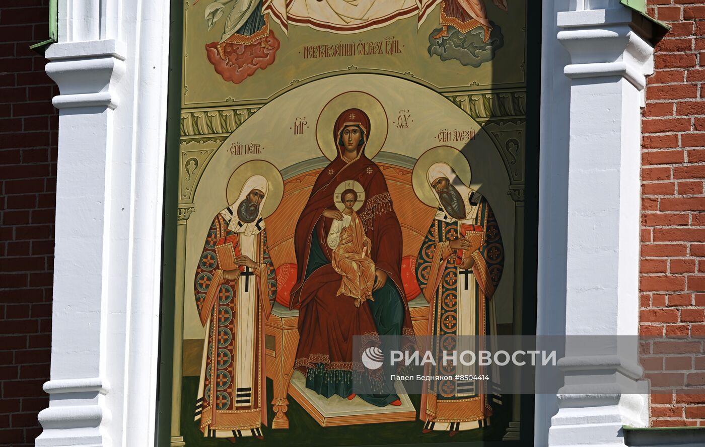 Патриарх Кирилл освятил икону на Спасской башне Кремля