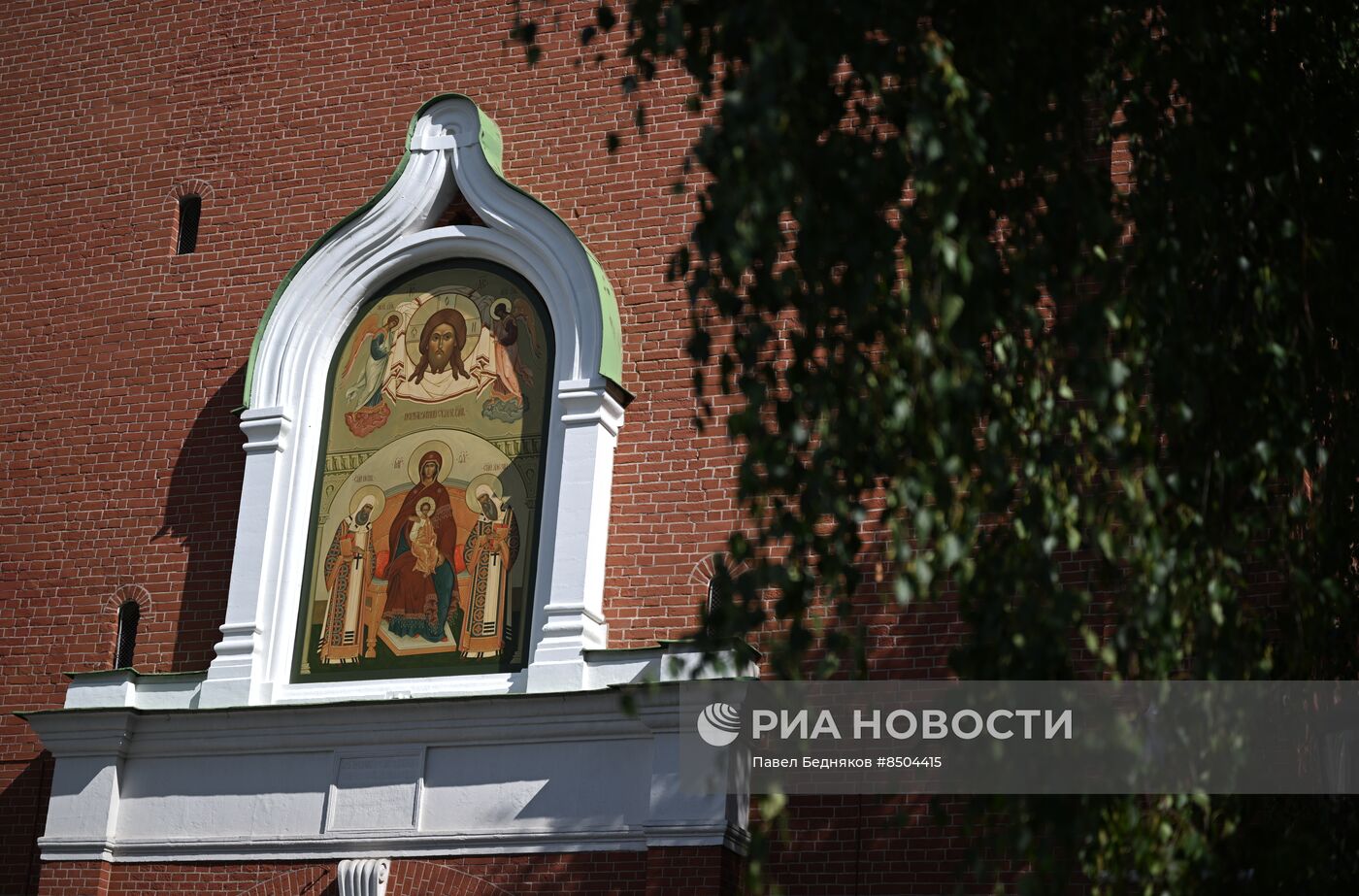 Патриарх Кирилл освятил икону на Спасской башне Кремля