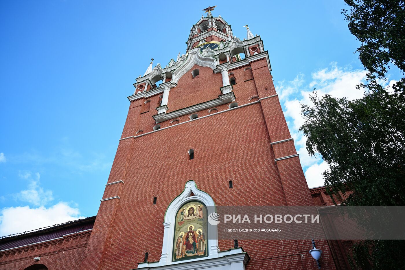 Патриарх Кирилл освятил икону на Спасской башне Кремля 