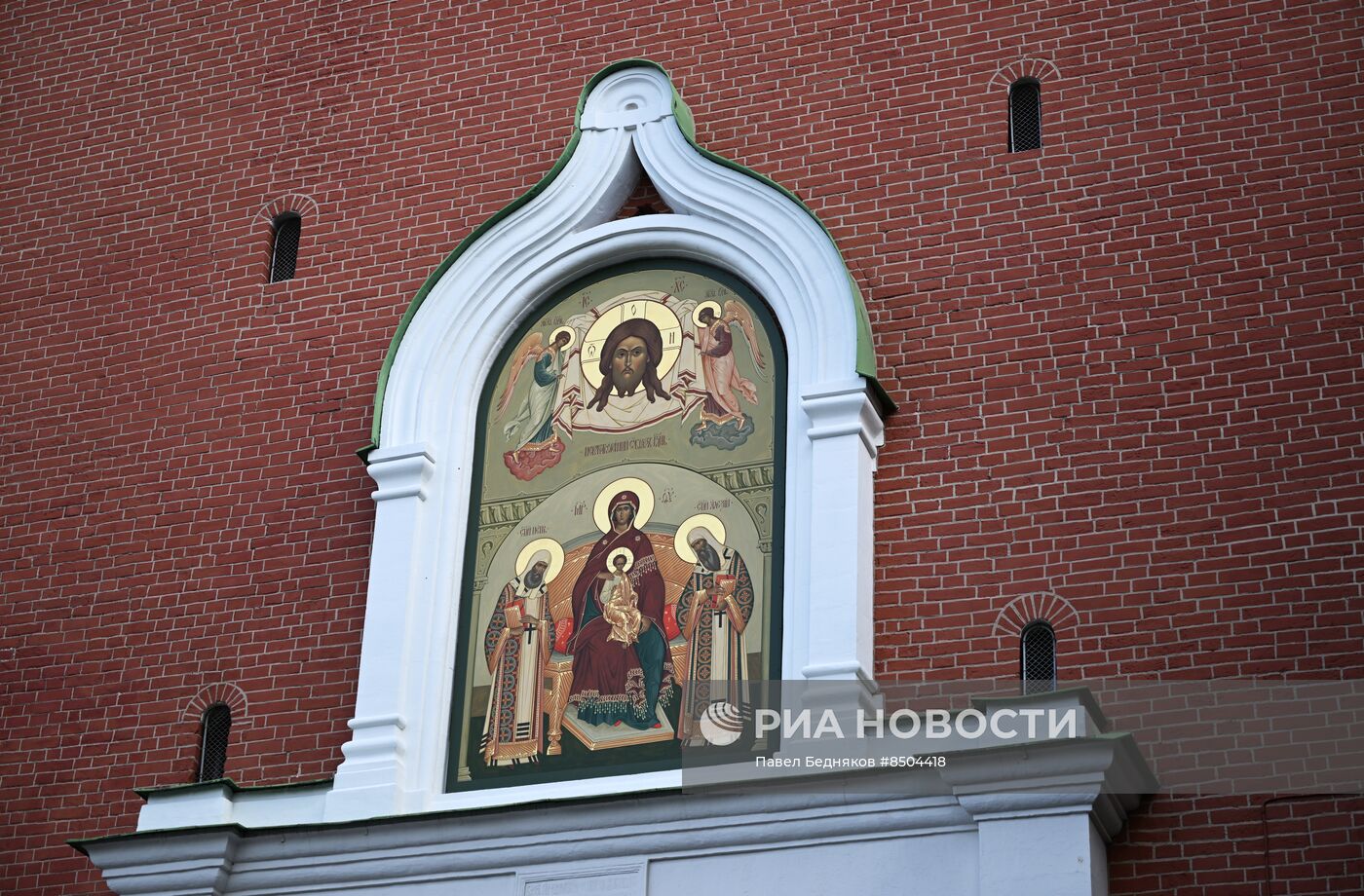 Патриарх Кирилл освятил икону на Спасской башне Кремля 