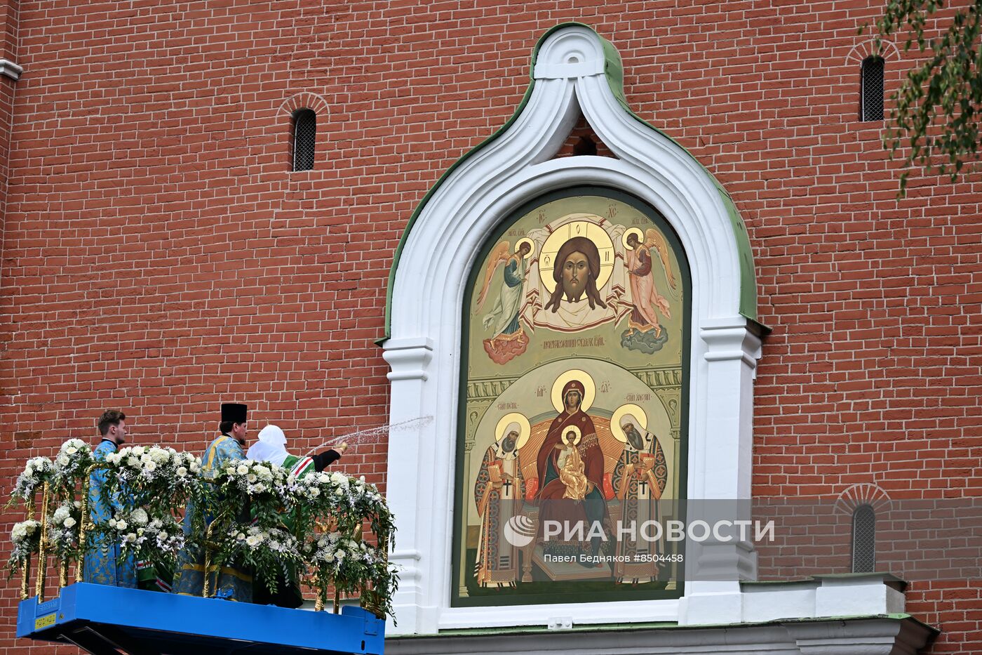 Патриарх Кирилл освятил икону на Спасской башне Кремля