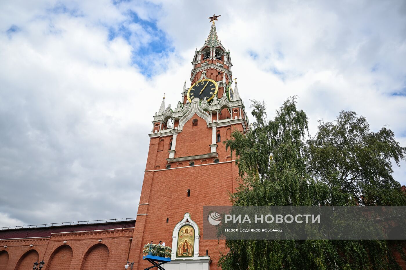 Патриарх Кирилл освятил икону на Спасской башне Кремля