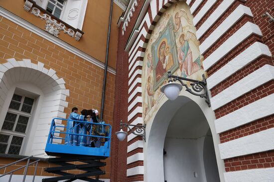 Реставрация икон на башнях Московского Кремля