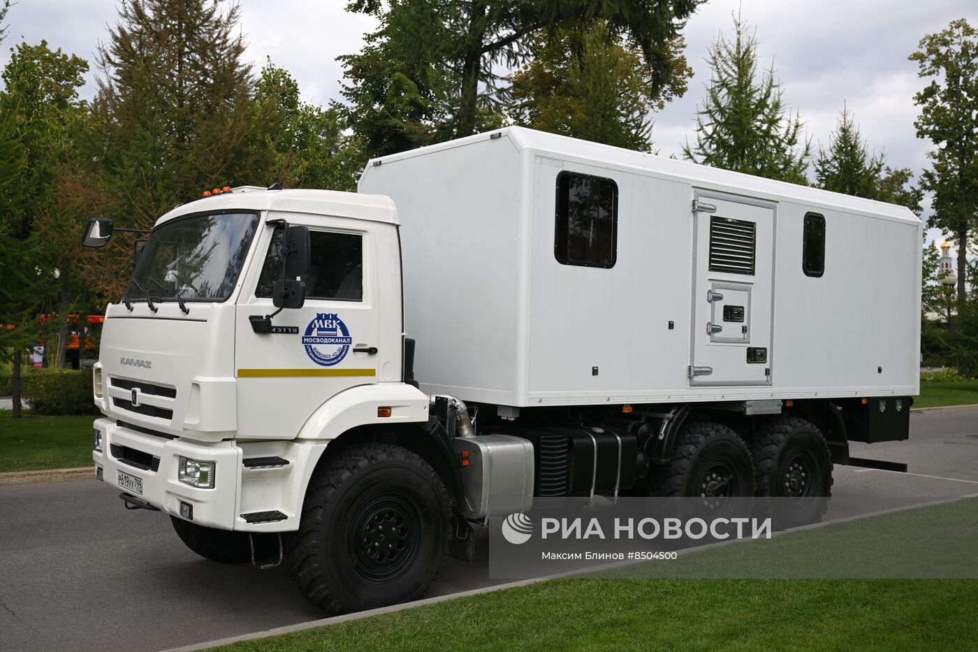 Техника коммунального хозяйства Москвы на Аллее Спортивной Славы на Воробьевых горах