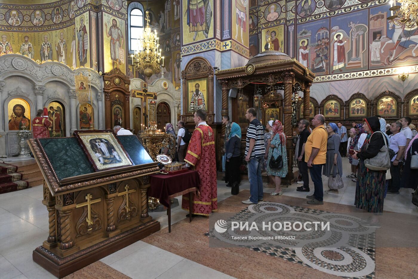 Молебен и поклонение мощам святого Георгия Победоносца в Свято-Георгиевском  храме в Макеевке | РИА Новости Медиабанк