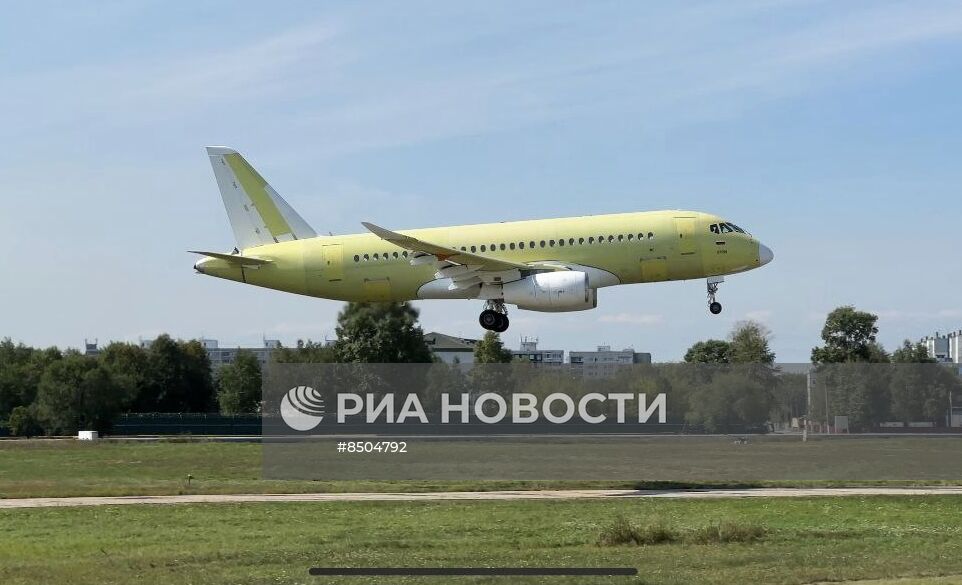 Самолет SSJ-100 с импортозамещенным оборудованием выполнил первый полет