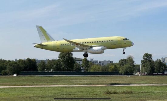 Самолет SSJ-100 с импортозамещенным оборудованием выполнил первый полет