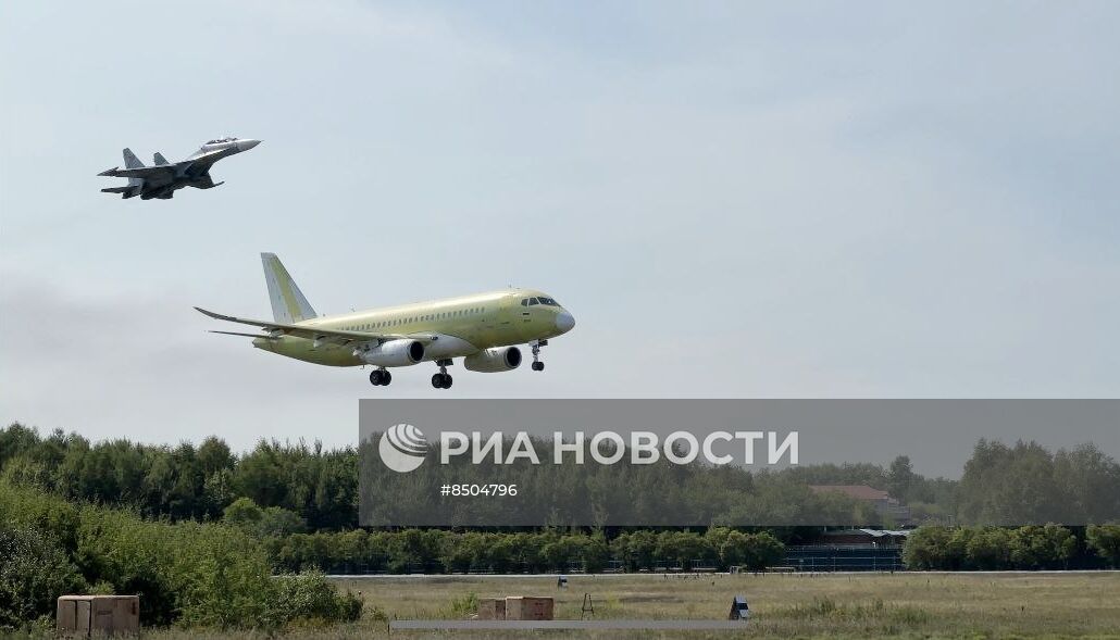 Самолет SSJ-100 с импортозамещенным оборудованием выполнил первый полет