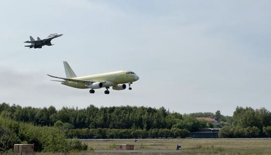 Самолет SSJ-100 с импортозамещенным оборудованием выполнил первый полет