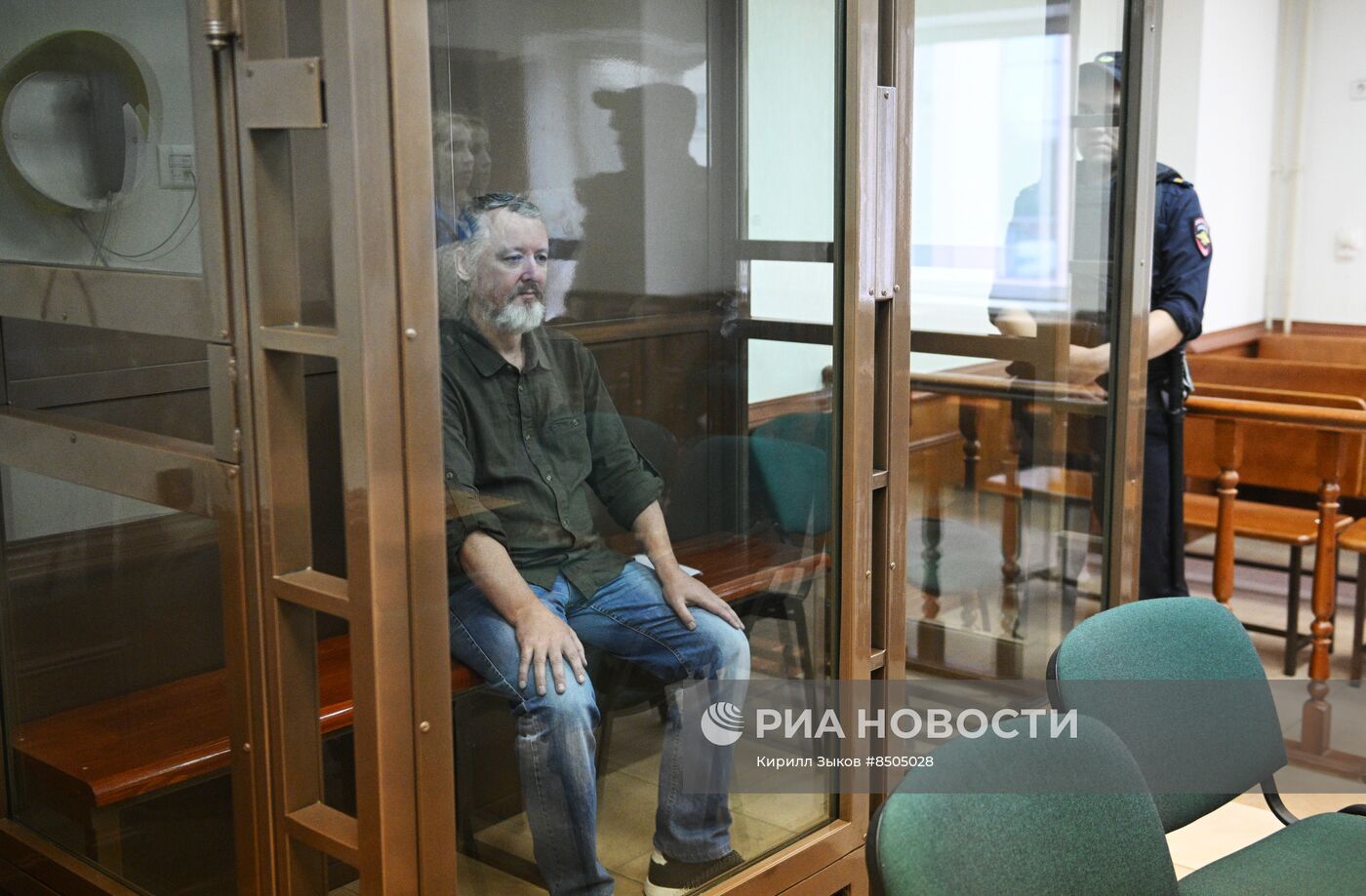 Рассмотрение жалобы защиты на арест бывшего министра обороны ДНР И. Стрелкова