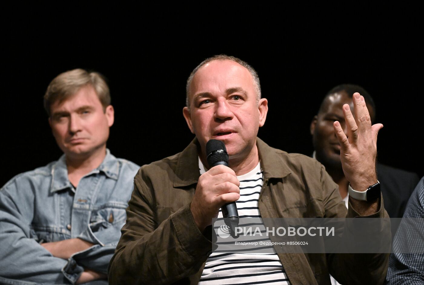 Спектакль "Цветы нам не нужны" в театре Модерн 