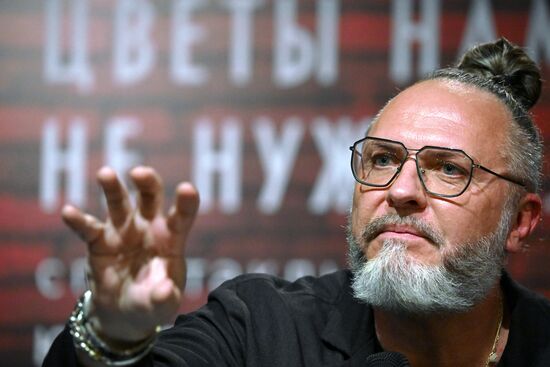 Спектакль "Цветы нам не нужны" в театре Модерн 