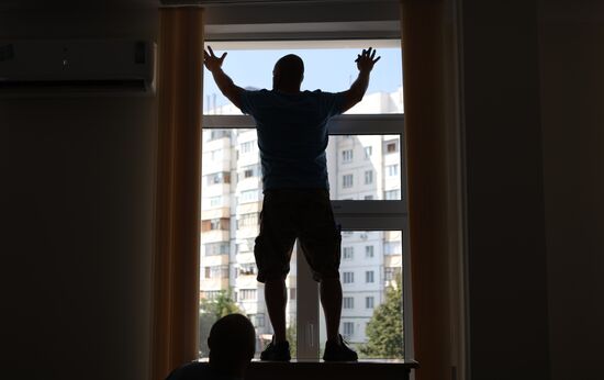 Окна в белгородских школах заклеивают бронированной пленкой