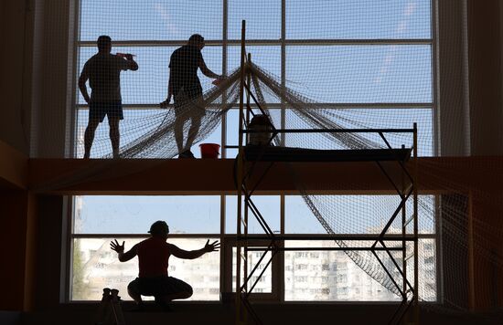 Окна в белгородских школах заклеивают бронированной пленкой