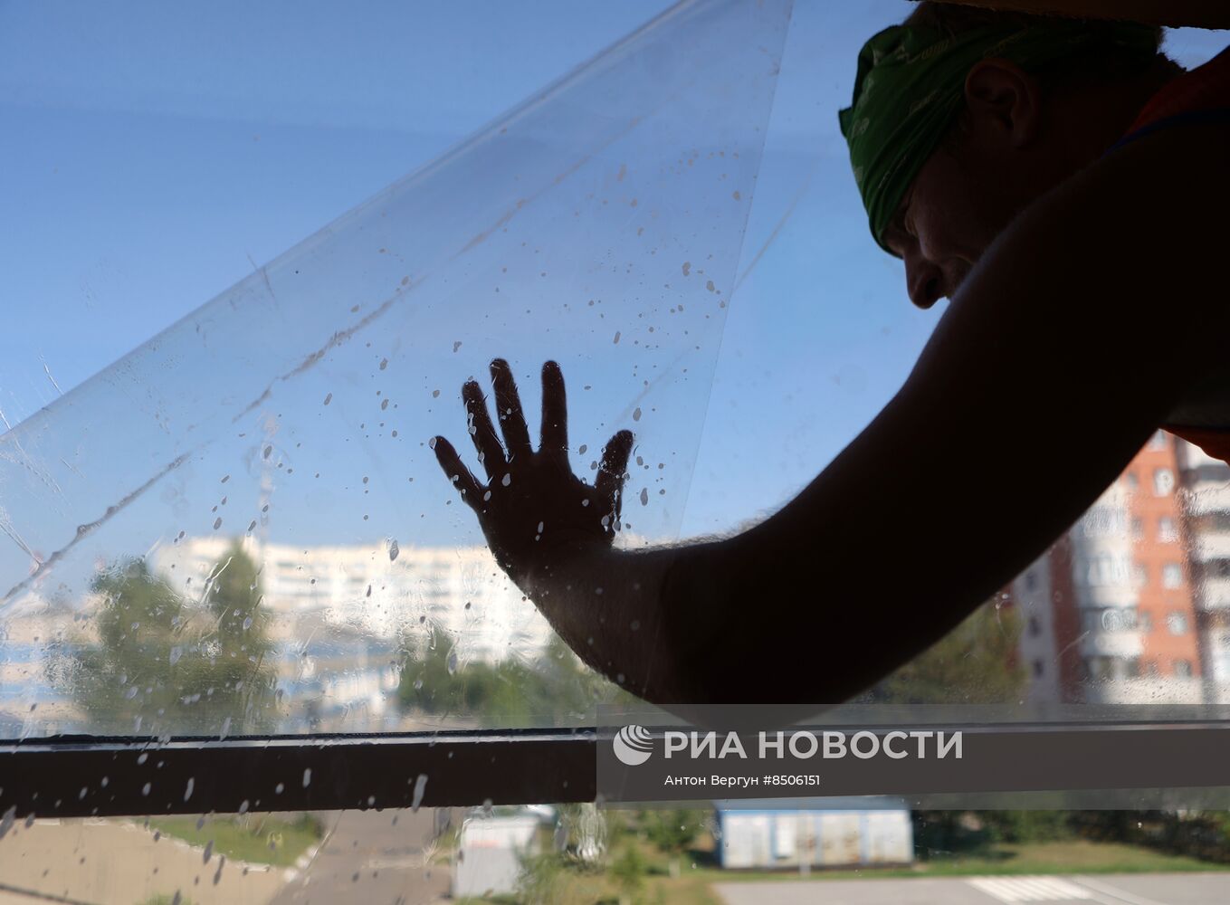 Окна в белгородских школах заклеивают бронированной пленкой