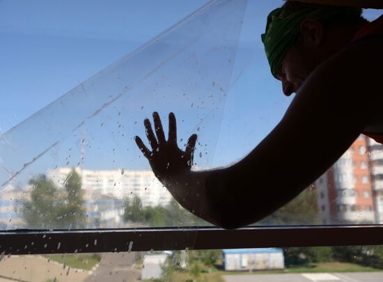 Окна в белгородских школах заклеивают бронированной пленкой