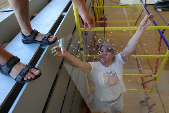 Окна в белгородских школах заклеивают бронированной пленкой