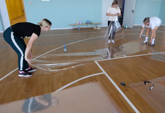 Окна в белгородских школах заклеивают бронированной пленкой
