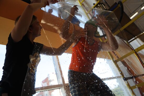 Окна в белгородских школах заклеивают бронированной пленкой