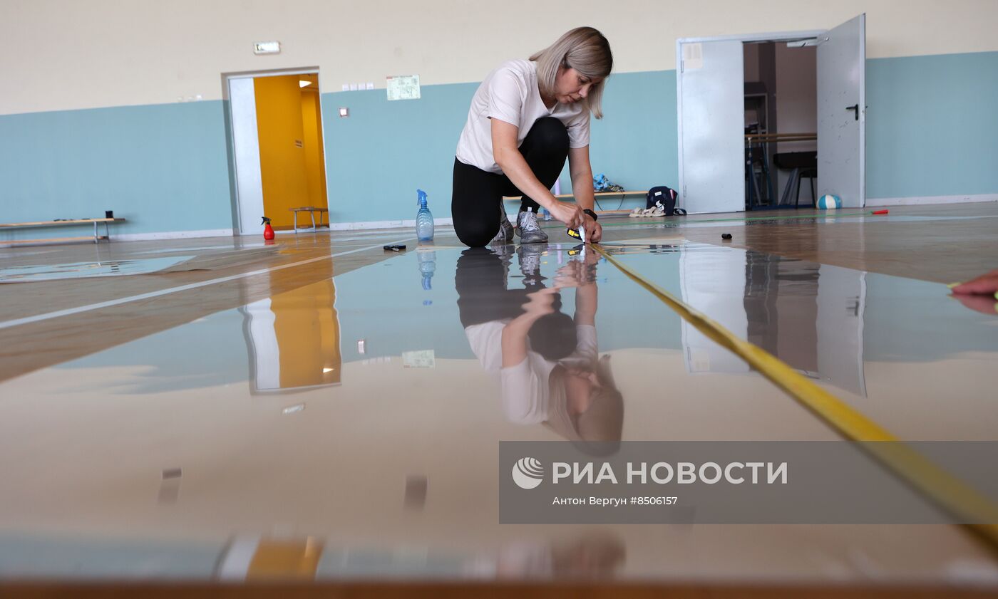Окна в белгородских школах заклеивают бронированной пленкой
