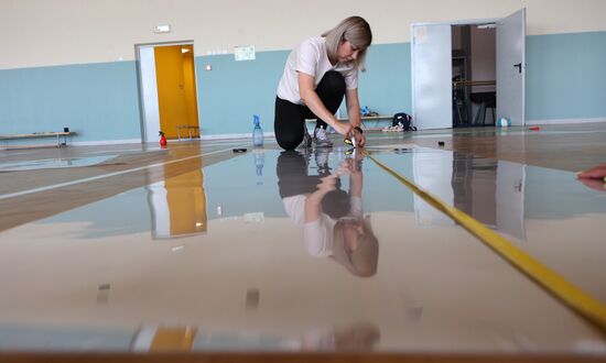 Окна в белгородских школах заклеивают бронированной пленкой