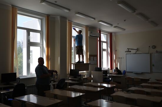 Окна в белгородских школах заклеивают бронированной пленкой