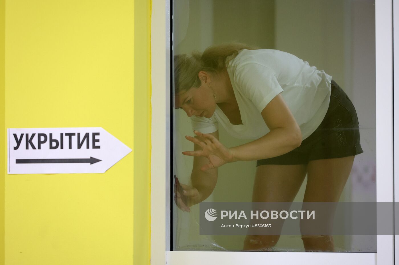 Окна в белгородских школах заклеивают бронированной пленкой